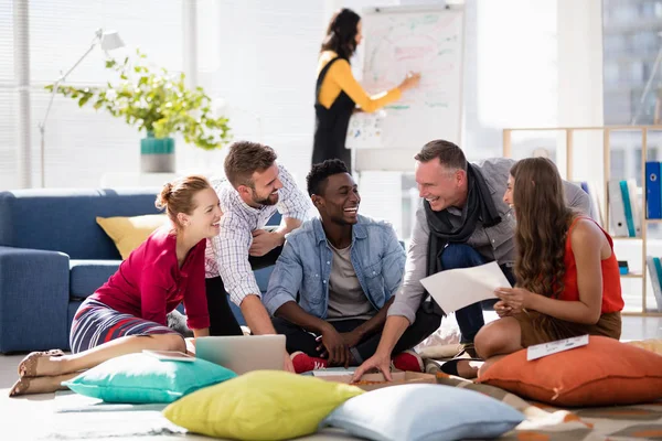 Collega's pizza samen hebben terwijl u werkt in office — Stockfoto