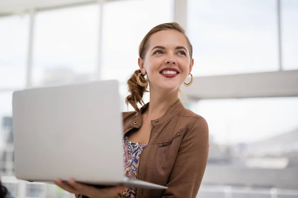 Executivo do sexo feminino trabalhando no laptop no escritório — Fotografia de Stock