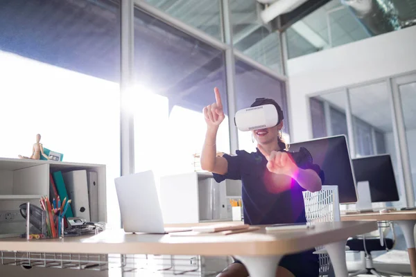 Führungskraft mit Virtual-Reality-Headset — Stockfoto