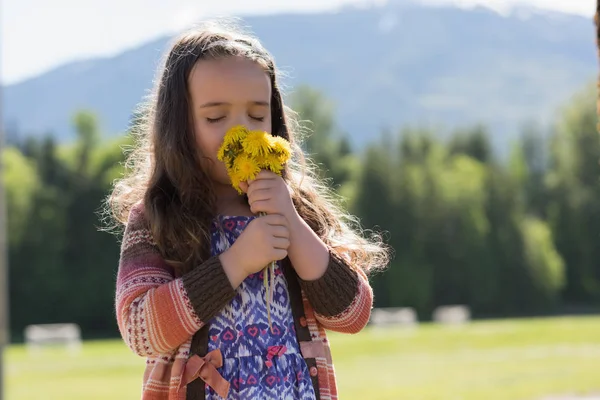 Schattig meisje verse bloemen ruiken — Stockfoto