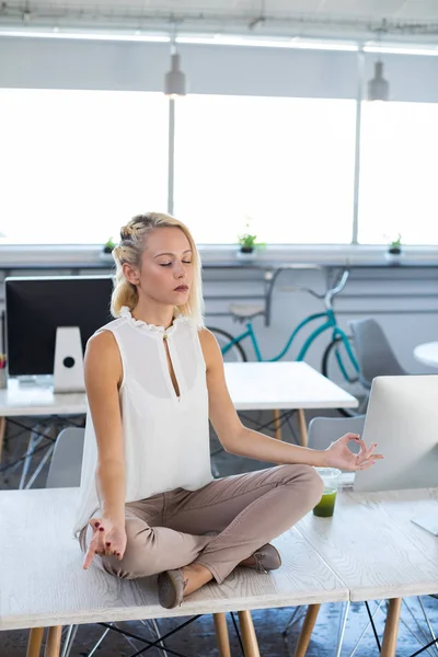 Ejecutivas haciendo yoga en la oficina — Foto de Stock