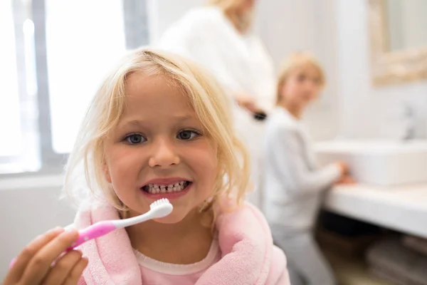 Девушка чистит зубы в ванной комнате — стоковое фото