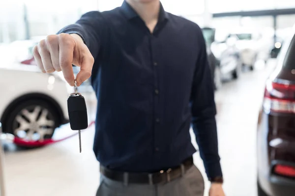 Vendedor mostrando chaves do carro — Fotografia de Stock
