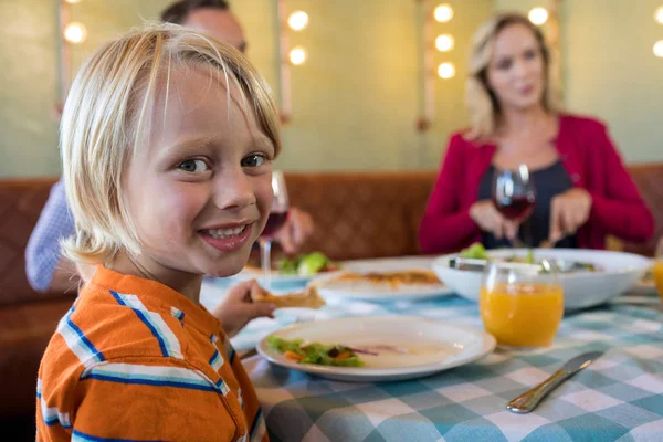 Портрет мальчика, обедающего с семьей — стоковое фото