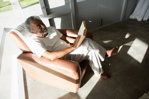 老人は家で本を読んで — ストック写真