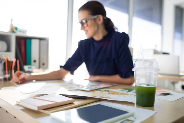 Executiva trabalhando em sua mesa — Fotografia de Stock