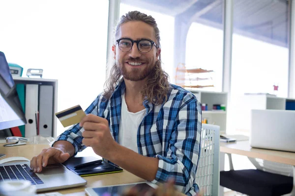 Ejecutivo masculino haciendo compras en línea en el ordenador portátil — Foto de Stock