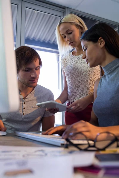 Chefer diskutera över tablett — Stockfoto