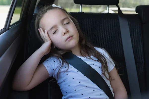 Κορίτσι κοιμάται στο πίσω κάθισμα του αυτοκινήτου — Φωτογραφία Αρχείου