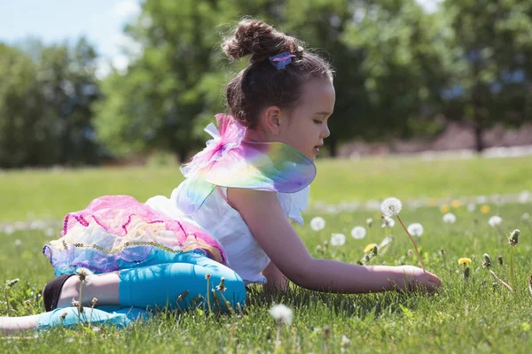 Meisje spelen in park — Stockfoto