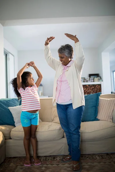 Oma en kleindochter dansen — Stockfoto