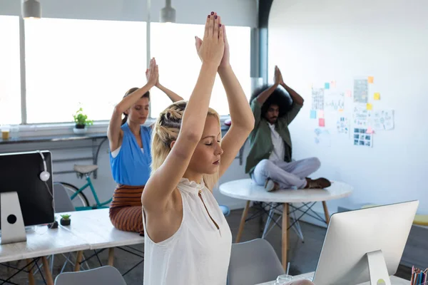 Leidinggevenden doen yoga in kantoor — Stockfoto