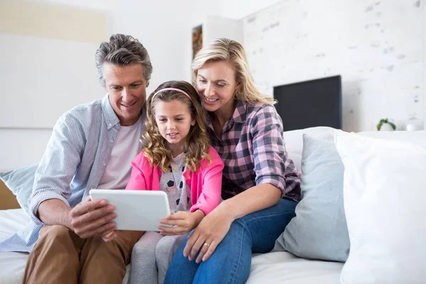 Lächelnde Familie nutzt gemeinsam digitales Tablet — Stockfoto