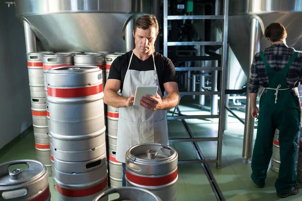 Collega's die werken in de fabriek — Stockfoto