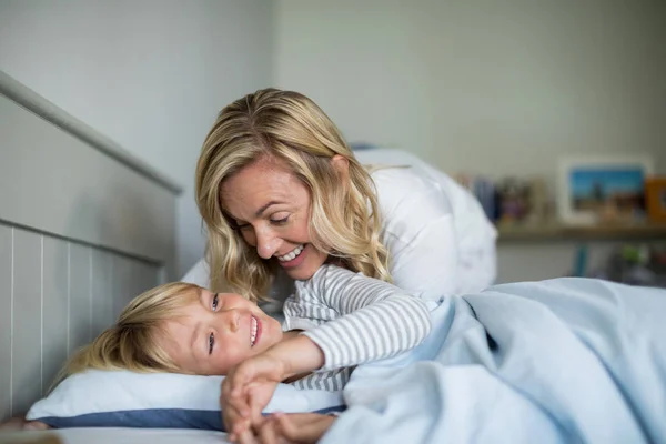 Mãe e filho se divertindo juntos — Fotografia de Stock