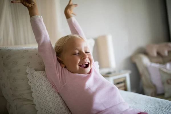 Dívka relaxační v ložnici — Stock fotografie