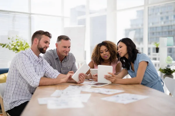 Team van leidinggevenden met behulp van digitale Tablet PC in het kantoor — Stockfoto