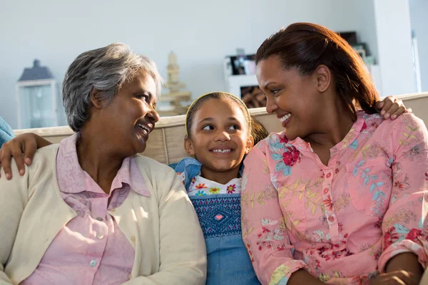 Familia feliz sentado en el sofá en la sala de estar —  Fotos de Stock