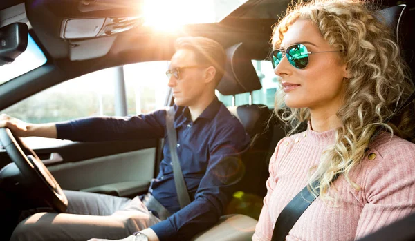 Ehepaar fährt Auto bei Testfahrt — Stockfoto
