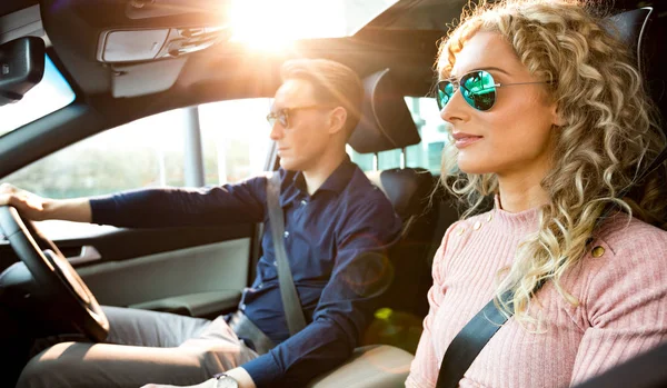 Pareja coche de conducción durante la prueba de conducción —  Fotos de Stock