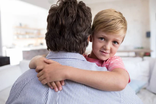 Padre e hijo abrazándose — Foto de Stock