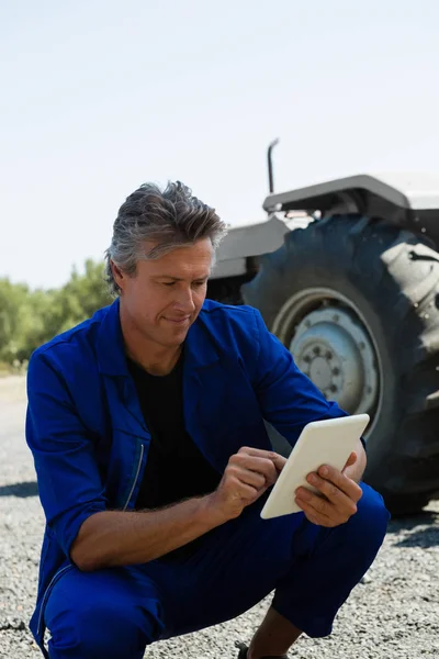 Worker using digital tablet on road — Stock Photo, Image