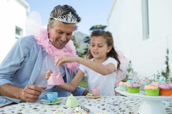 Vader en dochter hebben thee partij — Stockfoto