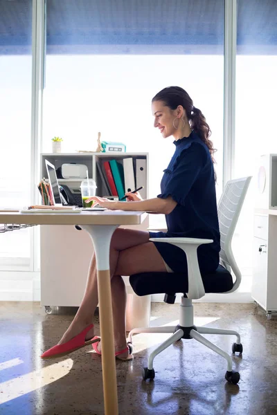 Ejecutivo femenino trabajando sobre tableta gráfica — Foto de Stock