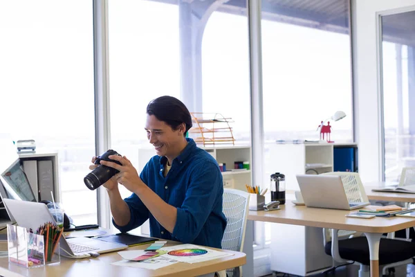 Male executive reviewing captured photograph — Stock Photo, Image