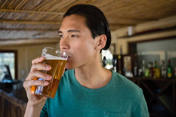 Düşünceli adam bira içmek — Stok fotoğraf