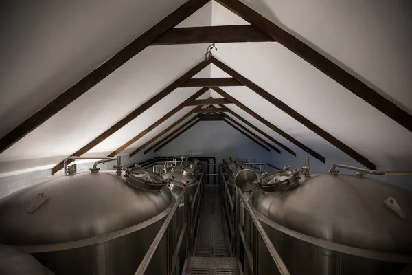 Stalen tanks in brouwerij — Stockfoto
