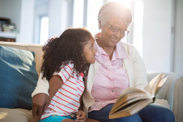 Бабушка и дочь читают книгу — стоковое фото