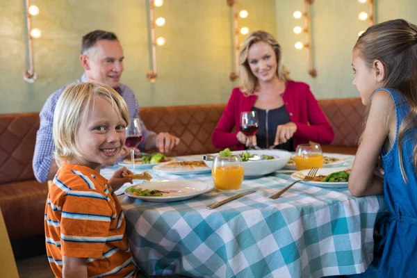 Niño con familia en el restaurante —  Fotos de Stock