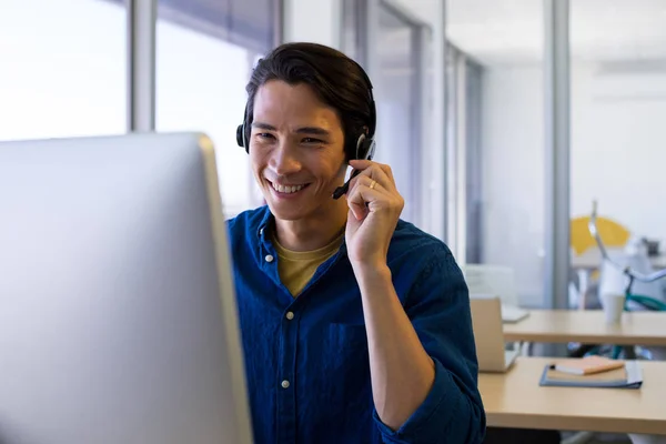 Ejecutivo masculino en el trabajo de auriculares — Foto de Stock