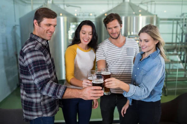 Happy vrienden het roosteren van bier — Stockfoto