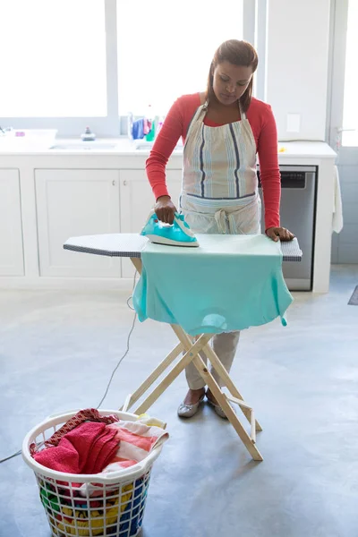 Camisa de planchar mujer sobre tabla de planchar — Foto de Stock