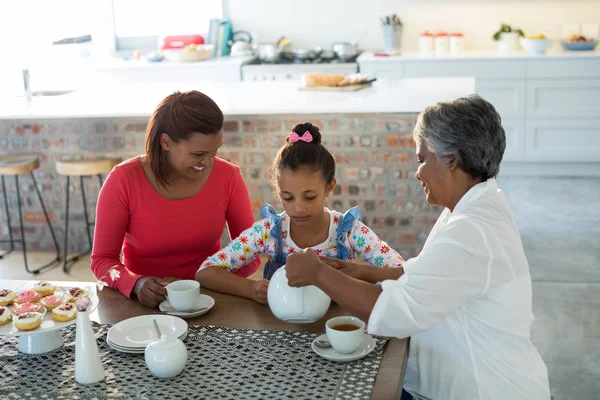 Çoklu nesil aile yemek tabloda çay içiyor — Stok fotoğraf