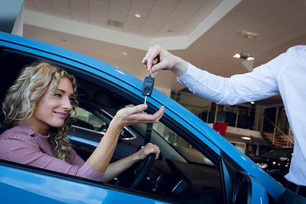 Vendedor dando llaves al cliente — Foto de Stock