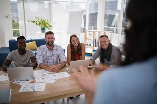 Kvinnliga verkställande förklarar företag planerar att hans medarbetare — Stockfoto