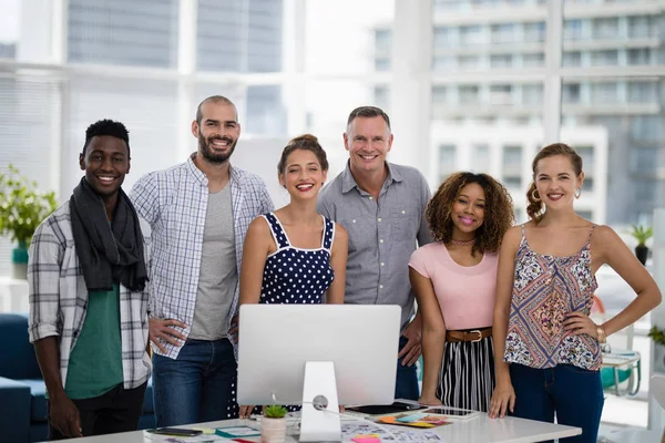 Equipa de executivos de pé juntos — Fotografia de Stock