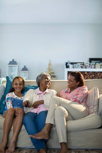 Família assistindo televisão juntos — Fotografia de Stock