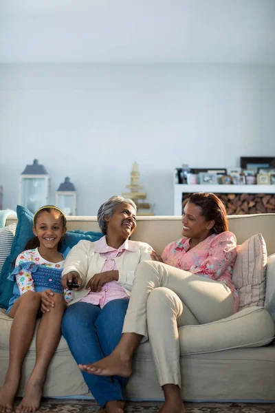 Familie schaut gemeinsam fern — Stockfoto