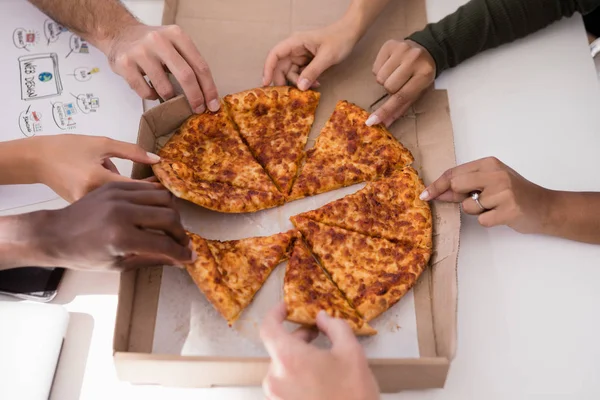 Close-up de executivos que compartilham pizza — Fotografia de Stock