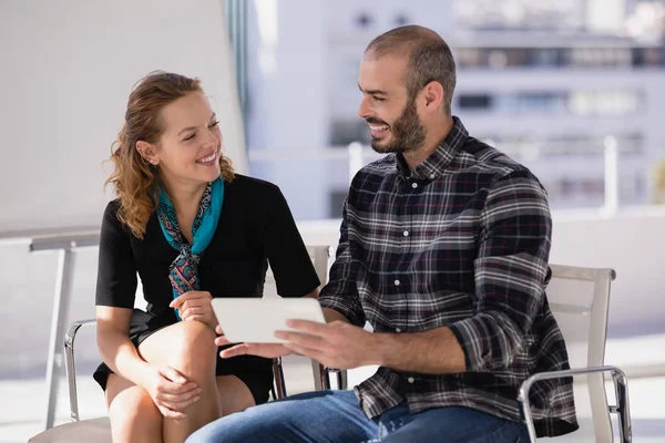 Collega's bespreken over digitale tablet — Stockfoto