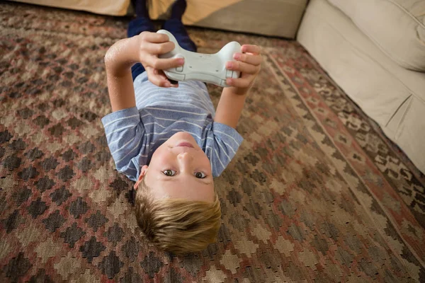 Αγόρι παίζει βίντεο παιχνίδι στο σαλόνι — Φωτογραφία Αρχείου