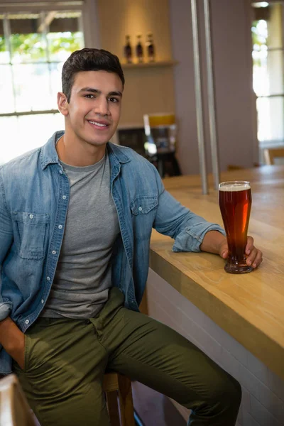 Bel homme avec verre à bière — Photo