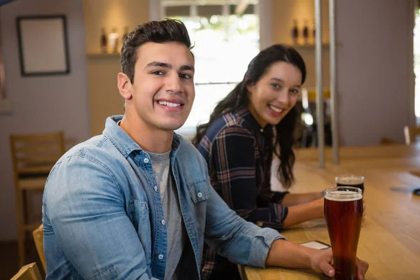 Freunde genießen Drinks im Restaurant — Stockfoto