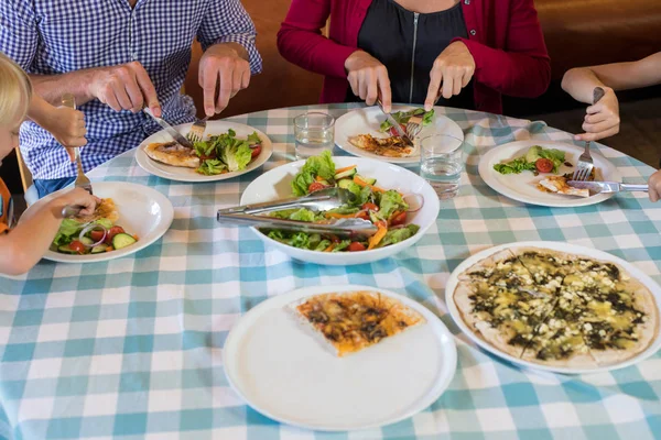 Familie eten in restaurant — Stockfoto