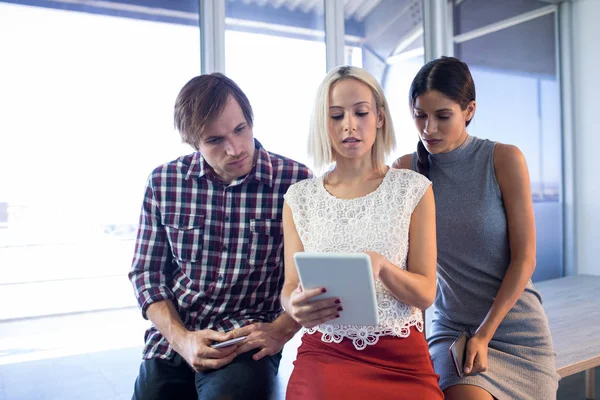 Führungskräfte diskutieren über Tablet — Stockfoto