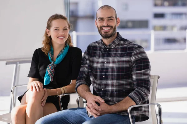 Colegas felices sentados en la silla — Foto de Stock